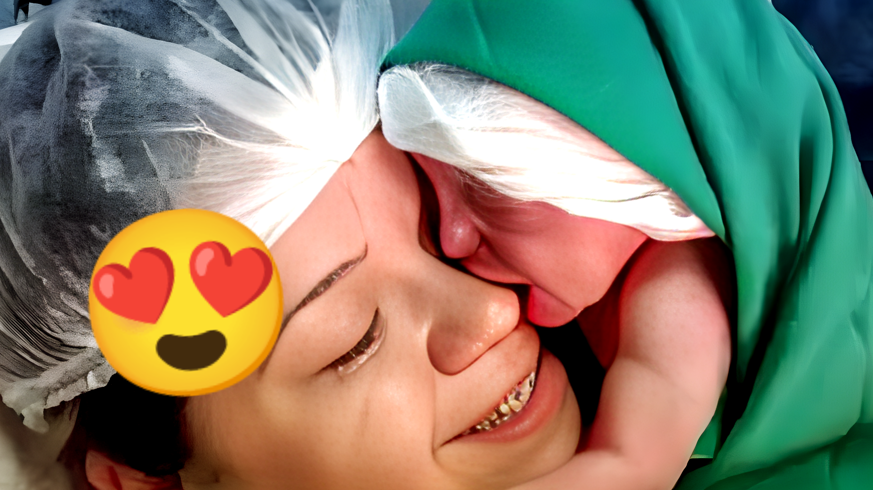 Il video commovente: la neonata abbraccia il volto della mamma subito dopo il parto